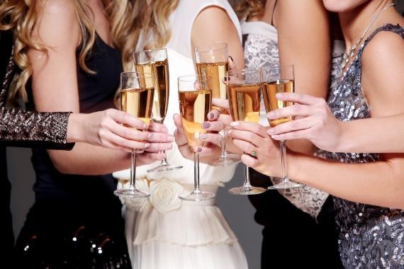brindisi tra amiche per addio al nubilato